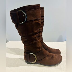 Brown Boots with large buckle size 7 slouch style